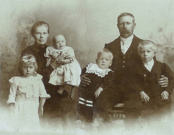 1904 - Bertha+Anna+Toralf+Karl+Karolius+Kristian - modifisert